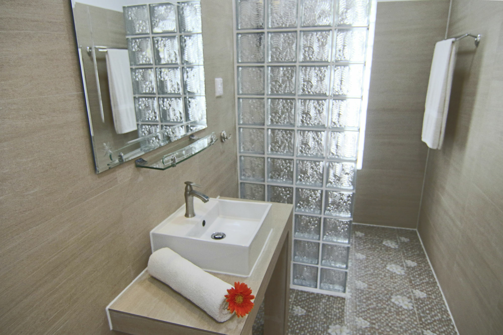 Sunset Lounge Hotel Сиханоуквил Екстериор снимка